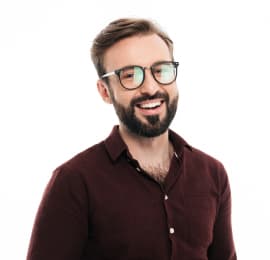 Чоловік, який посміхається, у темній сорочці та окулярах
